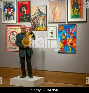 Bonhams, London, Großbritannien. 28. April 2021. Eine Sammlung von Musikdenkmälerstücken des Musikförderers und Produzenten Harvey Goldsmith CBE (im Bild) wird am 5. Mai beim Verkauf von Bonhams Entertainment Memorabilia im Saleroom von Knightsbridge angeboten. Bild (Plakate im Uhrzeigersinn von oben links): The WHO, limitierte Auflage Druckschätzung £300-500; LED Zeppelin European Tour Poster 1980, Schätzung £400-600; The Rolling Stones signiertes Konzertplakat 1976, Schätzung £1,500-2,000; signiertes Porträtplakat von David Bowie 1983, Schätzung, £2,000-3,000; Eric Clapton und Jeff Beck Limited Edition Siebdruck 2010, Schätzung £500-70 Stockfoto