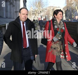 Foto zeigt: Westminster Arlene Foster, Anführer der DUP Right und Nigel Dodds von der DUP, gesehen in Whitehall nach einem Treffen mit Premierministerin Theresa May heute Abb. Stockfoto