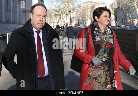 Foto zeigt: Westminster Arlene Foster, Anführer der DUP Right und Nigel Dodds von der DUP, gesehen in Whitehall nach einem Treffen mit Premierministerin Theresa May heute Abb. Stockfoto