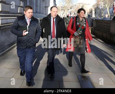 Foto zeigt: Westminster Arlene Foster, Anführer der DUP Right und Nigel Dodds von der DUP, gesehen in Whitehall nach einem Treffen mit Premierministerin Theresa May heute Abb. Stockfoto