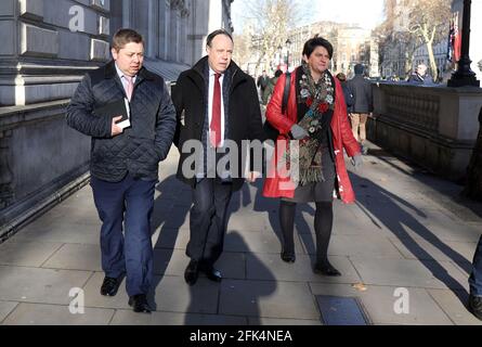 Foto zeigt: Westminster Arlene Foster, Anführer der DUP Right und Nigel Dodds von der DUP, gesehen in Whitehall nach einem Treffen mit Premierministerin Theresa May heute Abb. Stockfoto