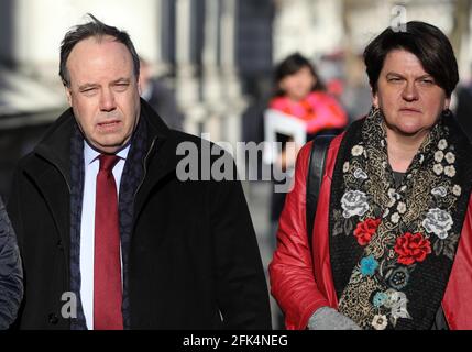 Foto zeigt: Westminster Arlene Foster, Anführer der DUP Right und Nigel Dodds von der DUP, gesehen in Whitehall nach einem Treffen mit Premierministerin Theresa May heute Abb. Stockfoto