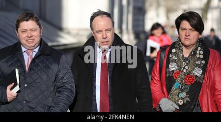 Das Bild zeigt: Westminster Arlene Foster, Anführer der DUP Right und Nigel Dodds von der DUP, gesehen in Whitehall nach einem Treffen mit Premierministerin Theresa May auf dem heutigen Bild Stockfoto