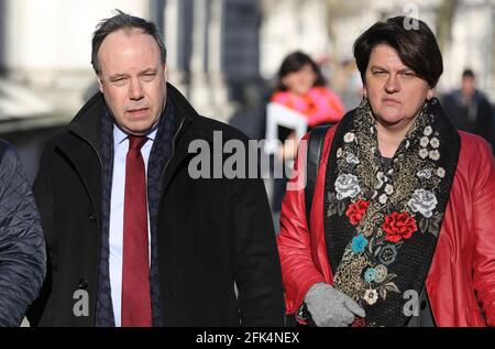 Foto zeigt: Westminster Arlene Foster, Anführer der DUP Right und Nigel Dodds von der DUP, gesehen in Whitehall nach einem Treffen mit Premierministerin Theresa May heute Abb. Stockfoto