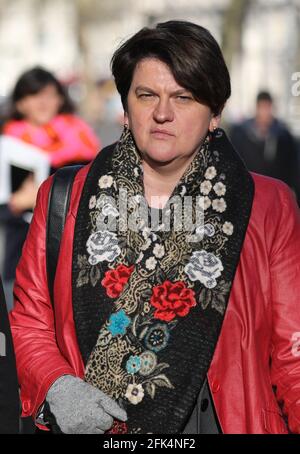 Foto zeigt: Westminster Arlene Foster, Anführer der DUP Right und Nigel Dodds von der DUP, gesehen in Whitehall nach einem Treffen mit Premierministerin Theresa May heute Abb. Stockfoto