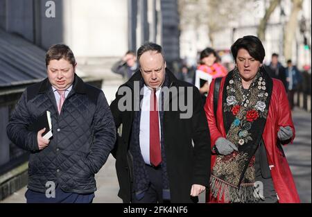 Das Bild zeigt: Westminster Arlene Foster, Anführer der DUP Right und Nigel Dodds von der DUP, gesehen in Whitehall nach einem Treffen mit Premierministerin Theresa May auf dem heutigen Bild Stockfoto