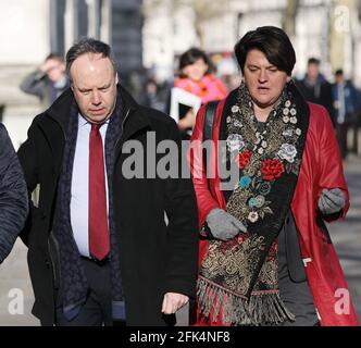 Das Bild zeigt: Westminster Arlene Foster, Anführer der DUP Right und Nigel Dodds von der DUP, gesehen in Whitehall nach einem Treffen mit Premierministerin Theresa May auf dem heutigen Bild Stockfoto