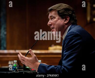 WASHINGTON, DC - 28. APRIL: Senator Bill Hagerty (R-TN) stellt während der Anhörung des Senats-Unterausschusses für die Mittelzuweisung für Handel, Justiz, Wissenschaft und verwandte Agenturen eine Frage, um die vorgeschlagenen Haushaltsschätzungen und die Rechtfertigung für das Geschäftsjahr 2022 für das Büro des US-Handelsbeauftragten in Washington, DC zu prüfen. (Foto von Bill O'Leary/Pool/Sipa USA) Stockfoto