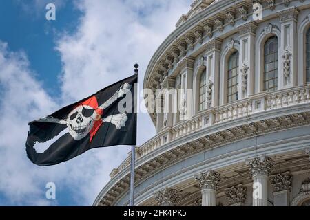 Die Kuppel des Washington DC Capitol mit dem winkenden Piraten Jolly Roger Alarmmeldung Stockfoto