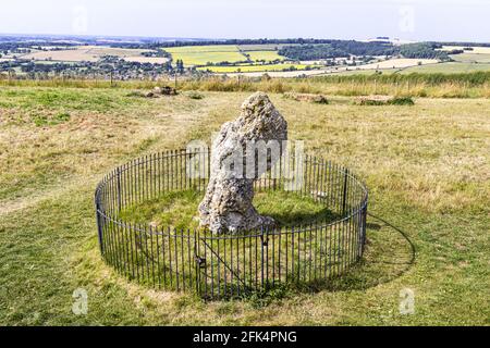 Rollright Stones, Warwickshire UK - dieser stehende Stein stammt wahrscheinlich um 1500 v. Chr. und ist als King Stone bekannt. Long Compton liegt etwas über dem Grat. Stockfoto