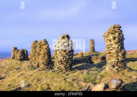 Cairns (lokal als Curricks bekannt), das auf dem Gipfel von Talkin aus gemauertem Mauerstein erbaut wurde, fiel auf den North Pennines in Talkin, Cumbria, Großbritannien, auf 381 Meter Höhe Stockfoto