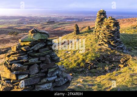 Cairns (lokal als Curricks bekannt), das auf dem Gipfel von Talkin aus gemauertem Mauerstein erbaut wurde, fiel auf den North Pennines in Talkin, Cumbria, Großbritannien, auf 381 Meter Höhe Stockfoto