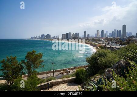 Der Blick auf Tel Aviv, Israel an einem sonnigen Tag. Wir können die Stadt und das Mittelmeer sehen. Wolken und blauer Himmel. Stockfoto