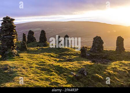 Cairns (lokal als Curricks bekannt), das auf dem Gipfel von Talkin aus gemauertem Mauerstein erbaut wurde, fiel auf den North Pennines in Talkin, Cumbria, Großbritannien, auf 381 Meter Höhe Stockfoto