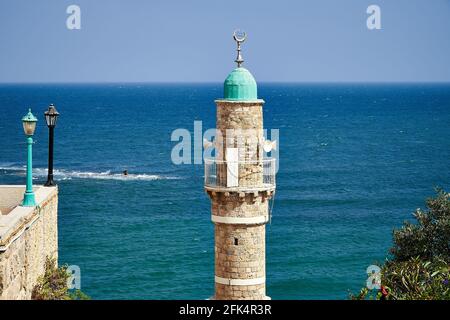 Al Bahr Moschee vor dem Mittelmeer. Erbaut 1675. Stockfoto