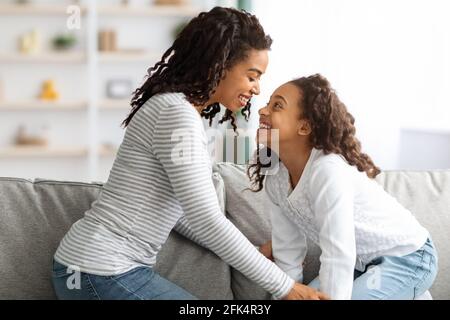 Nette afroamerikanische Mutter und Tochter genießen Zeit zusammen Stockfoto