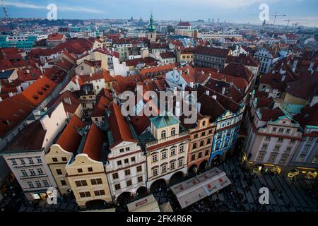 Blick auf das Dach und die Bordstangen von Prag in Chech Republik von der Spitze des Turms Stockfoto
