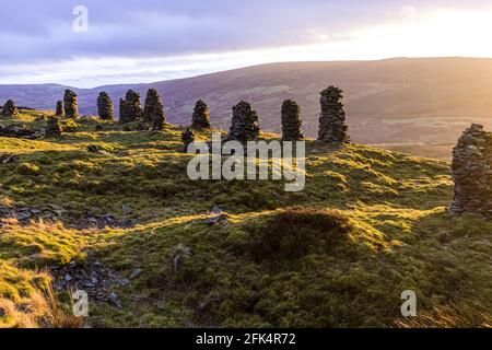 Cairns (lokal als Curricks bekannt), das auf dem Gipfel von Talkin aus gemauertem Mauerstein erbaut wurde, fiel auf den North Pennines in Talkin, Cumbria, Großbritannien, auf 381 Meter Höhe Stockfoto