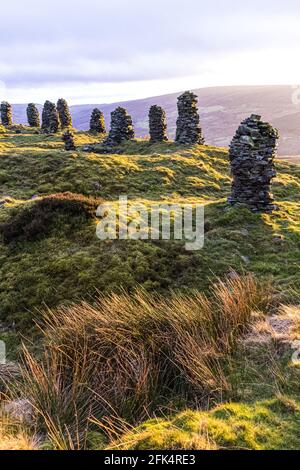 Cairns (lokal als Curricks bekannt), das auf dem Gipfel von Talkin aus gemauertem Mauerstein erbaut wurde, fiel auf den North Pennines in Talkin, Cumbria, Großbritannien, auf 381 Meter Höhe Stockfoto