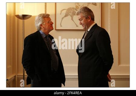 Michael Grade (links) Chairman Pinewood Shepperton und Ivan Dunleavy Chief Executive Pinewood Sheperton über die Ankündigung der Absicht, float.pic David Sandison 1/4/2004 Stockfoto