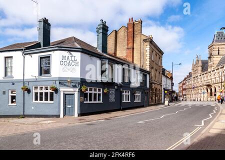 Ruhiger, früher Morgen in Derngate mit Blick auf das Stadtzentrum von Northampton an einem hellen, sonnigen Morgen, Northamptonshire, England, Großbritannien. Stockfoto