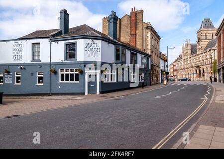 Ruhiger, früher Morgen in Derngate mit Blick auf das Stadtzentrum von Northampton an einem hellen, sonnigen Morgen, Northamptonshire, England, Großbritannien. Stockfoto