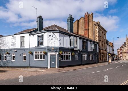 Ruhiger, früher Morgen in Derngate mit Blick auf das Stadtzentrum von Northampton an einem hellen, sonnigen Morgen, Northamptonshire, England, Großbritannien. Stockfoto