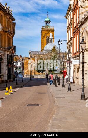 Ruhiger, früher Morgen im Stadtzentrum von Northampton mit Blick auf die All Saints Church an einem hellen, sonnigen Morgen, Northamptonshire, England, Großbritannien. Stockfoto