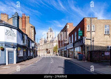 Ruhiger, früher Morgen in Derngate mit Blick auf das Stadtzentrum von Northampton an einem hellen, sonnigen Morgen, Northamptonshire, England, Großbritannien. Stockfoto