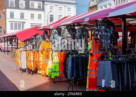 Ruhiger, früher Morgen im Stadtzentrum von Northampton an einem hellen, sonnigen Morgen, Northamptonshire, England, Großbritannien. Stockfoto