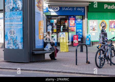 Ruhiger, früher Morgen im Stadtzentrum von Northampton an einem hellen, sonnigen Morgen, Northamptonshire, England, Großbritannien. Stockfoto