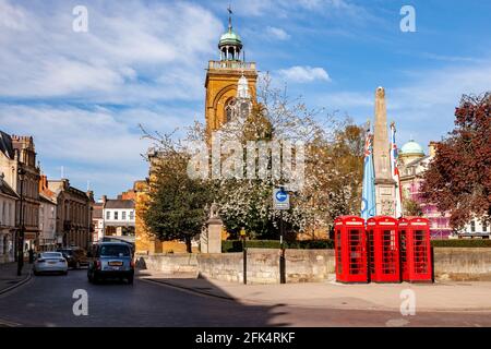 Ruhiger, früher Morgen im Stadtzentrum von Northampton mit Blick auf die All Saints Church an einem hellen, sonnigen Morgen, Northamptonshire, England, Großbritannien. Stockfoto