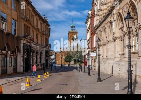 Ruhiger, früher Morgen im Stadtzentrum von Northampton mit Blick auf die All Saints Church an einem hellen, sonnigen Morgen, Northamptonshire, England, Großbritannien. Stockfoto