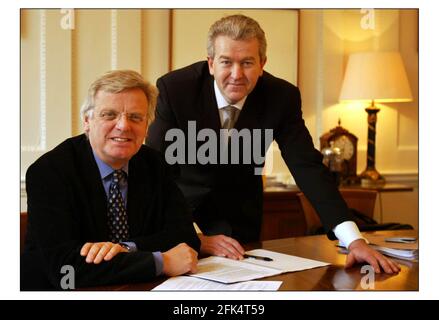 Michael Grade (links) Chairman Pinewood Shepperton und Ivan Dunleavy Chief Executive Pinewood Sheperton über die Ankündigung der Absicht, float.pic David Sandison 1/4/2004 Stockfoto