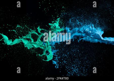 Abstrakte flüssige Farbe Spritzer auf schwarzem Hintergrund Stockfoto