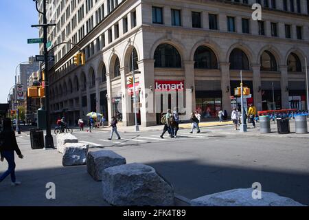 New York, NY, USA - 28. April 2021: Eingang zu Kmart befindet sich an der 8th Street und Lafayette Street im East Village am Astor Place Stockfoto