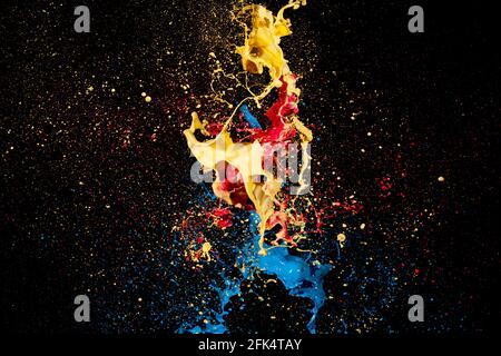 Abstrakte flüssige Farbe Spritzer auf schwarzem Hintergrund Stockfoto