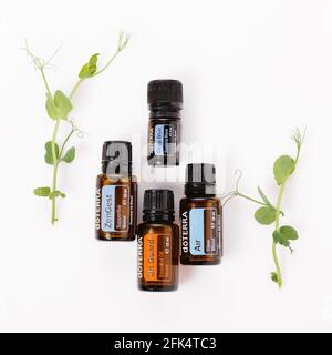 Riga, Lettland - 28. April 2021: Doterra Home Essentials Kit ätherische Öle. Natürliche, hochwertige ätherische Ölmischungen. Stockfoto