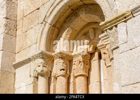 Aufnahme von Säulen der romanischen Einsiedelei von San Pantaleon in Burgos, Castilla y Leon Stockfoto