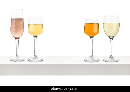 Gläser mit verschiedenen Weinen auf weißem Regal. Stockfoto
