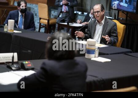 Washington, Usa. April 2021. Senator Mike Braun (R-IN) hinterfragt die US-Handelsbeauftragte Katherine Tai, wie sie vor dem Unterausschuss für die Haushaltsmittel des Senats für Handel, Justiz, Wissenschaft, Und verwandte Agenturen während einer Anhörung über den vorgeschlagenen Haushaltsplan für das Geschäftsjahr 2022 für das Büro des US-Handelsbeauftragten auf dem Capitol Hill am Mittwoch, den 28. April 2021 in Washington, DC. Pool Foto von Sarah Silbiger/UPI Kredit: UPI/Alamy Live News Stockfoto