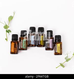 Riga, Lettland - 28. April 2021: Doterra Home Essentials Kit ätherische Öle. Natürliche, hochwertige ätherische Öle. Stockfoto