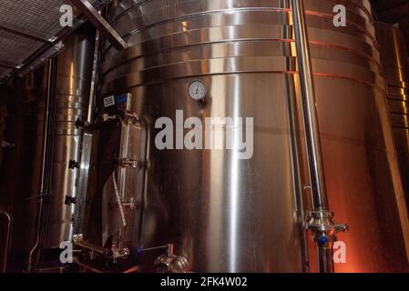 Logroño, Spanien: 2021. April 26: Innenraum der Bodegas Riojanas Winery am bewölkten Tag in der Stadt Cenicero in Spanien. Stockfoto