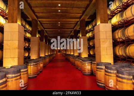 Logroño, Spanien: 2021. April 26: Innenraum der Bodegas Riojanas Winery am bewölkten Tag in der Stadt Cenicero in Spanien. Stockfoto