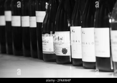 Logroño, Spanien: 2021. April 26: Botlle die Bodegas Riojanas Winery am bewölkten Tag in der Stadt Cenicero in Spanien. Stockfoto