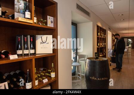 Logroño, Spanien: 2021. April 26: Innenraum der Bodegas Riojanas Winery am bewölkten Tag in der Stadt Cenicero in Spanien. Stockfoto