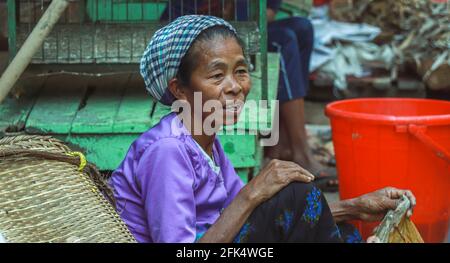 Bandarban, Bangladesch - 1. märz 2020; arbeitende Stammesfrau auf dem lokalen Markt. Stockfoto