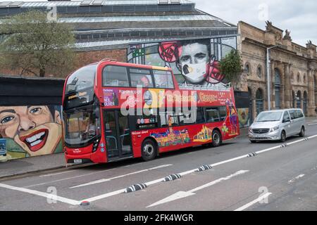 Glasgow, Schottland, Großbritannien. April 2021. Ein Touristenbus mit Stadtbesichtigung ist wieder im Geschäft, da er an der Clutha Bar im Stadtzentrum vorbeifährt. Die Aufhebung der Beschränkungen durch das Coronavirus ermöglicht es Cafés, Pubs, Restaurants und nicht unbedingt erforderliche Geschäfte in ganz Schottland zu öffnen. Kredit: Skully/Alamy Live Nachrichten Stockfoto