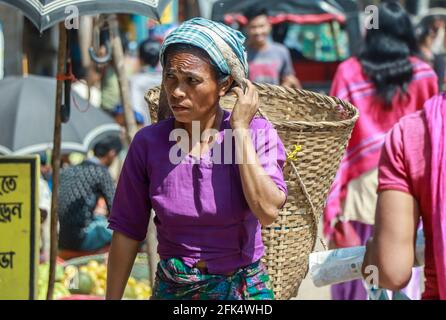 Bandarban, Bangladesch - 1. märz 2020; arbeitende Stammesfrau auf dem lokalen Markt. Stockfoto