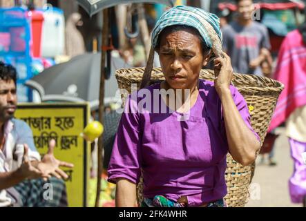 Bandarban, Bangladesch - 1. märz 2020; arbeitende Stammesfrau auf dem lokalen Markt. Stockfoto